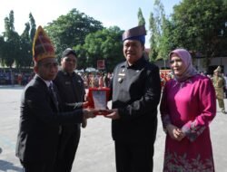 Peringati Hardiknas, Bupati Asahan Gunakan Tanjak Melayu