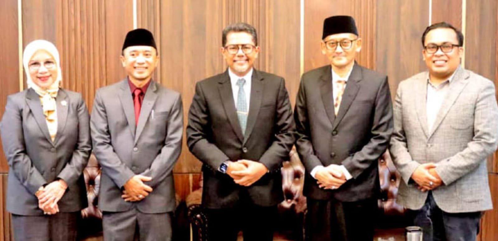 Bupati Probolinggo dan Ketua DPRD Kabupaten Probolinggo saat Foto Bersama