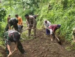 Bentuk Kepedulian, Koramil Lumbang Kerja Bakti Pelebaran Jalan