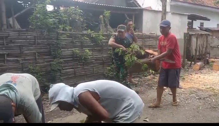Koramil Leces Mempelopori Kerja Bakti Bersihkan Jalan Desa