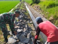 Babinsa dan Warga Gotong Royong Perbaiki Saluran Irigasi