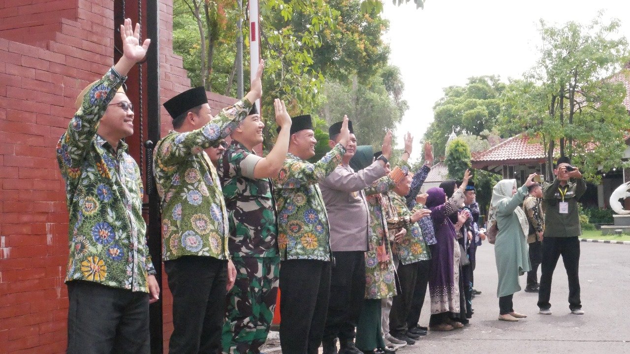 Kabupaten Sidoarjo saat acara pelepasan pemberangkatan calon jamaah Haji kloter 57 dan 58