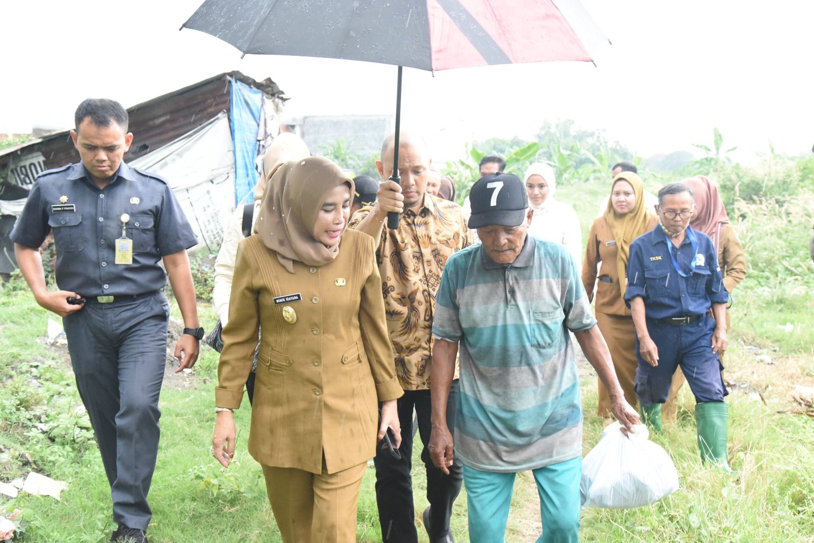 Wakil Bupati Sidoarjo bersama dihuni Tasriban Penghuni Rumah Tak Layak Huni