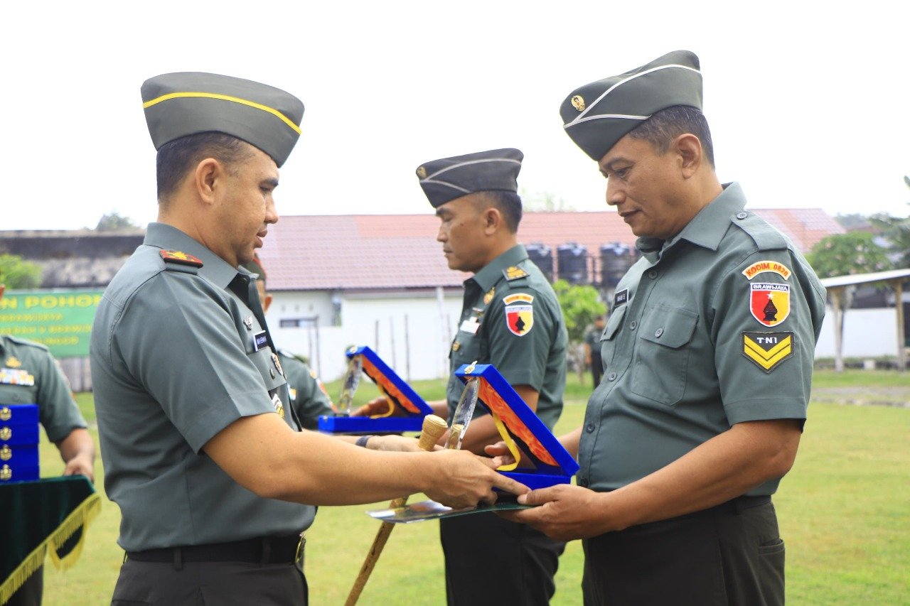 Dandim 0820/Probolinggo Letkol Arh Iwan Hermaya P. Mempimpin Upacara Pelepasan Prajurit Yang Memasuki Masa Persiapan Pensiun Dan Penerimaan Anggota Baru