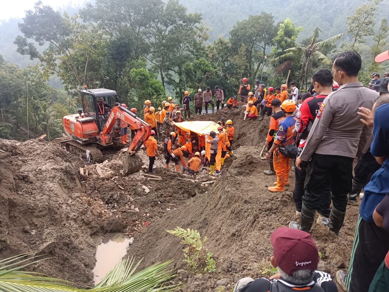Tim SAR Gabungan dalam Pencarian Korban Longsor di Desa Depok Trenggalek