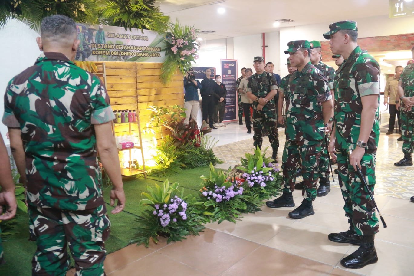Panglima TNI terlebih dulu meninjau berbagai stand ketahanan pangan dari berbagai satuan di jajaran Kodam V/Brawijaya.
