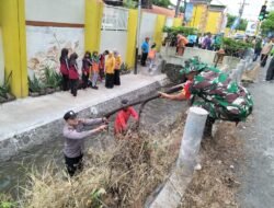150 Peserta Turun Bersih-bersih Sungai di Kebonwaris