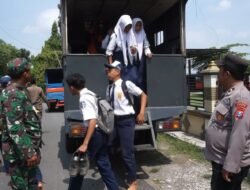 Polisi Evakuasi Warga Terdampak Luapan Bengawan Solo di Tuban
