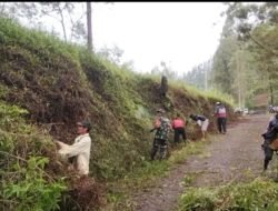 Koramil Lumbang Ikut Perkuat Akses Jalan Penghubung Dua Dusun