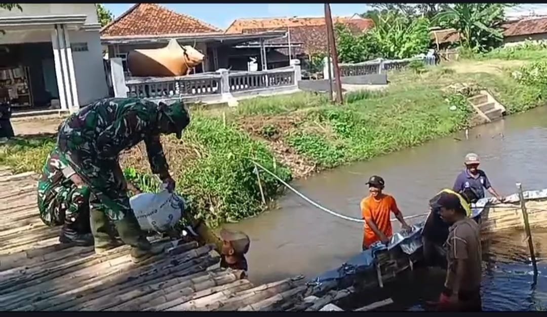 Kodim 0820/Probolinggo melalui Koramil 0820/20 Banyuanyar bersama masyarakat melaksanakan kerja bakti berupa pembangunan jembatan