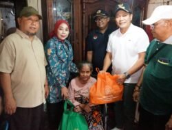Bupati Sidoarjo Berikan Kursi Roda untuk Warga Krian