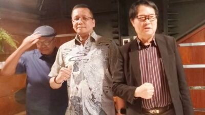 Petrus Selestinus (kiri), Ronald Loblobly (tengah) dan Carrel Ticualu (kanan) saat konferensi pers di Jakarta, Rabu (28/5/2025).(Foto: istimewa)