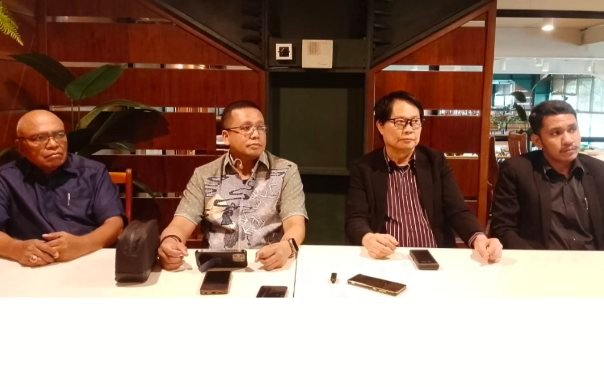 Petrus Selestinus (kiri), Ronald Loblobly (tengah) dan Carrel Ticualu (kanan) saat konferensi pers di Jakarta, Rabu (28/5/2025).(Foto: istimewa)