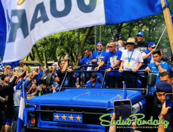 Persib Juara! Arak Trofi Pakai Unimog, Bandung Jadi Lautan Biru
