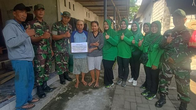 Kemanunggalan TNI dan Rakyat: Koramil Pesantren Tebar Kebaikan di Hari Jumat