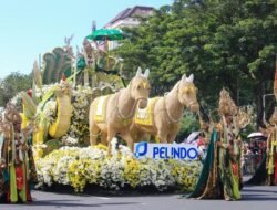 Pelindo Ikut Ramaikan Mobil Hias di Surabaya Vaganza 2025