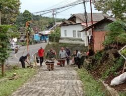 Kodim 0820/Probolinggo dan Warga Sukapura Gotong Royong Pasang Lampu Jalan