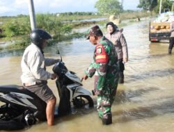 Polisi dan TNI Bantu Evakuasi Warga Terdampak Banjir di Sumenep