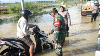 Polisi dan TNI Bantu Evakuasi Warga Terdampak Banjir di Sumenep