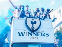 Tottenham Hotspur Rayakan Trofi Bersejarah! Parade Kemenangan Guncang London