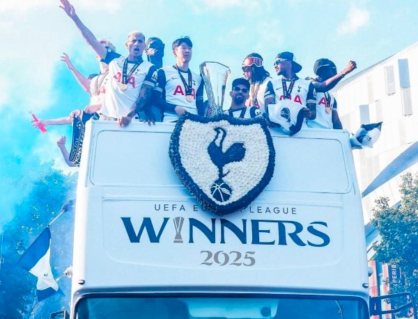 Tottenham Hotspur Rayakan Trofi Bersejarah! Parade Kemenangan Guncang London