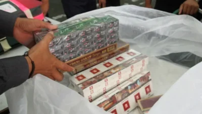 Rokok Lebih Dari 200 Batang Ditemukan PPIH Surabaya Dibawa Jamaah Haji