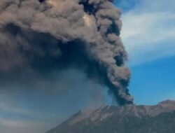 Gunung Raung ‘Batuk Hebat’ Sepanjang Malam! Erupsi 5 Kali, Ini Peringatan Resminya