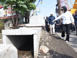 Pemasangan U-ditch Betro-Gedangan Ditambahi Urukan untuk Mudahkan Warga