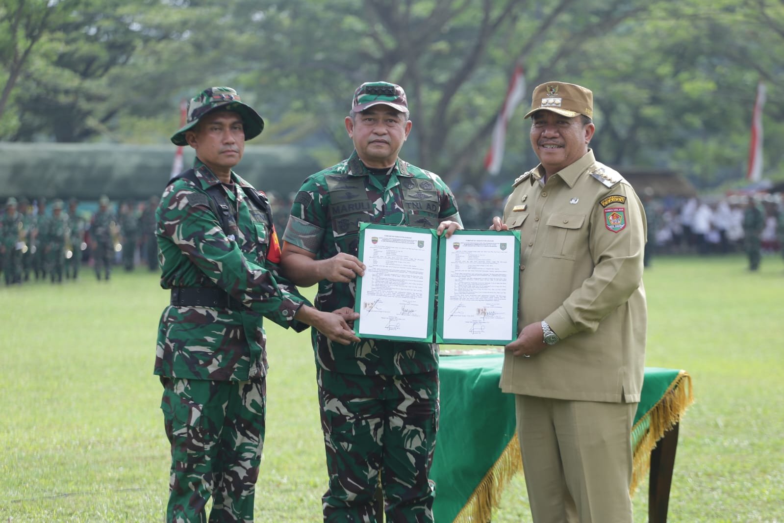 Kepala Staf Angkatan Darat (KSAD) Jenderal TNI Maruli Simanjuntak, M.Sc bersama Bupati Asahan, H. Taufik Zainal Abidin Siregar, S.Sos., M.Si, secara resmi menutup kegiatan TNI Manunggal Membangun Desa