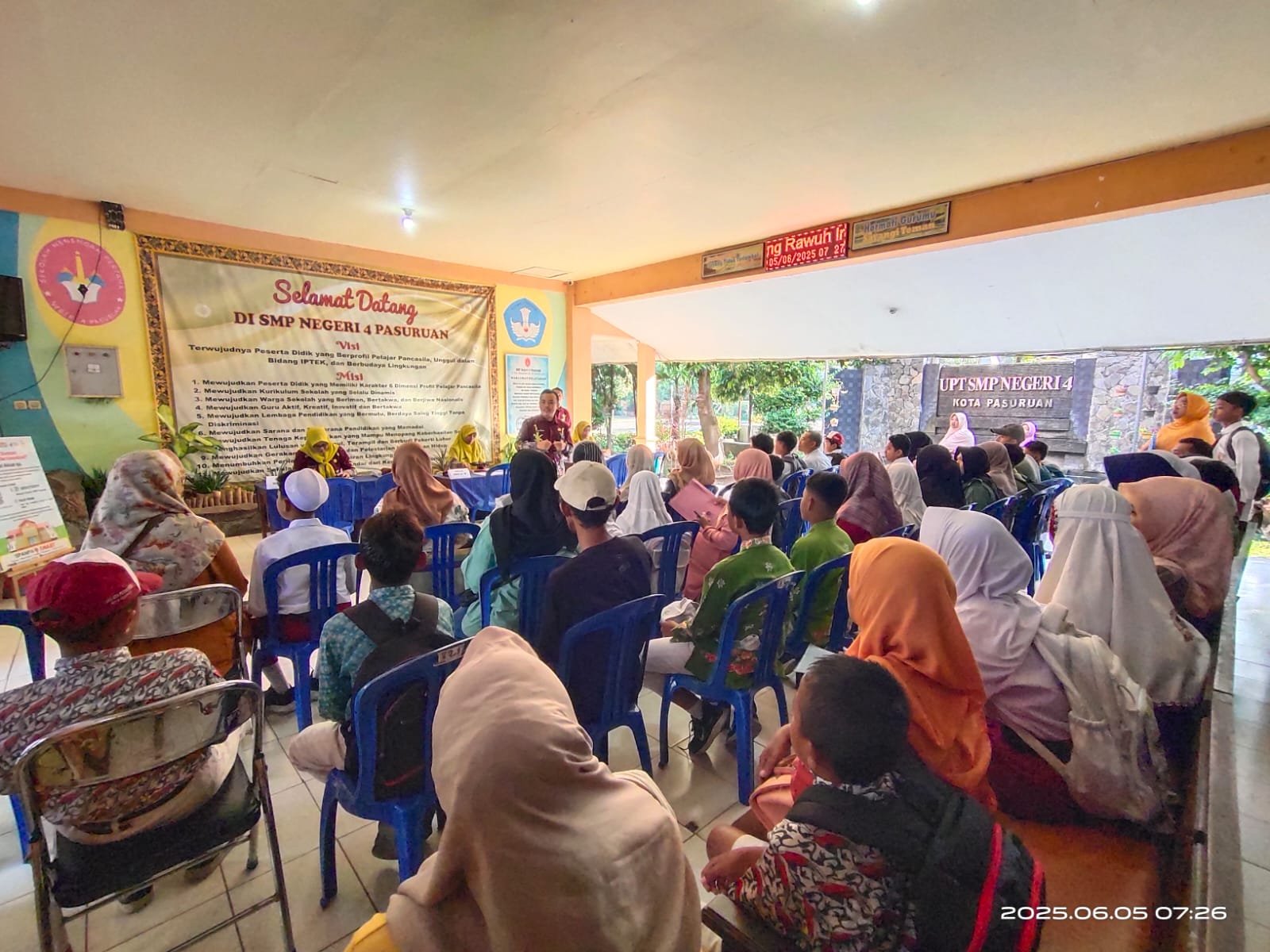 Orang Tua Siswa saat Melakukan Daftar Ulang SMPN Tahap I di SMPN 4 Pasuruan