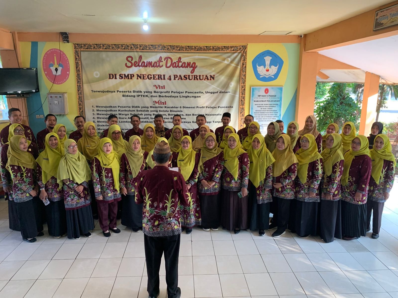 Pembacaan Ikrar dan Penandatanganan Pakta Integritas bagi seluruh pegawai ASN dan Non-ASN di SMPN 4 Pasuruan