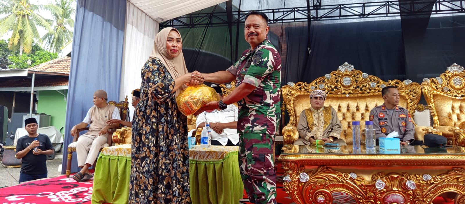 Padepokan Kanjeng Dimas Taat Pribadi menggelar kegiatan sosial berupa pembagian sembako dan daging qurban