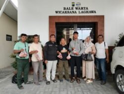 Kapolres Pasuruan Bagikan Daging Kurban kepada Insan Pers