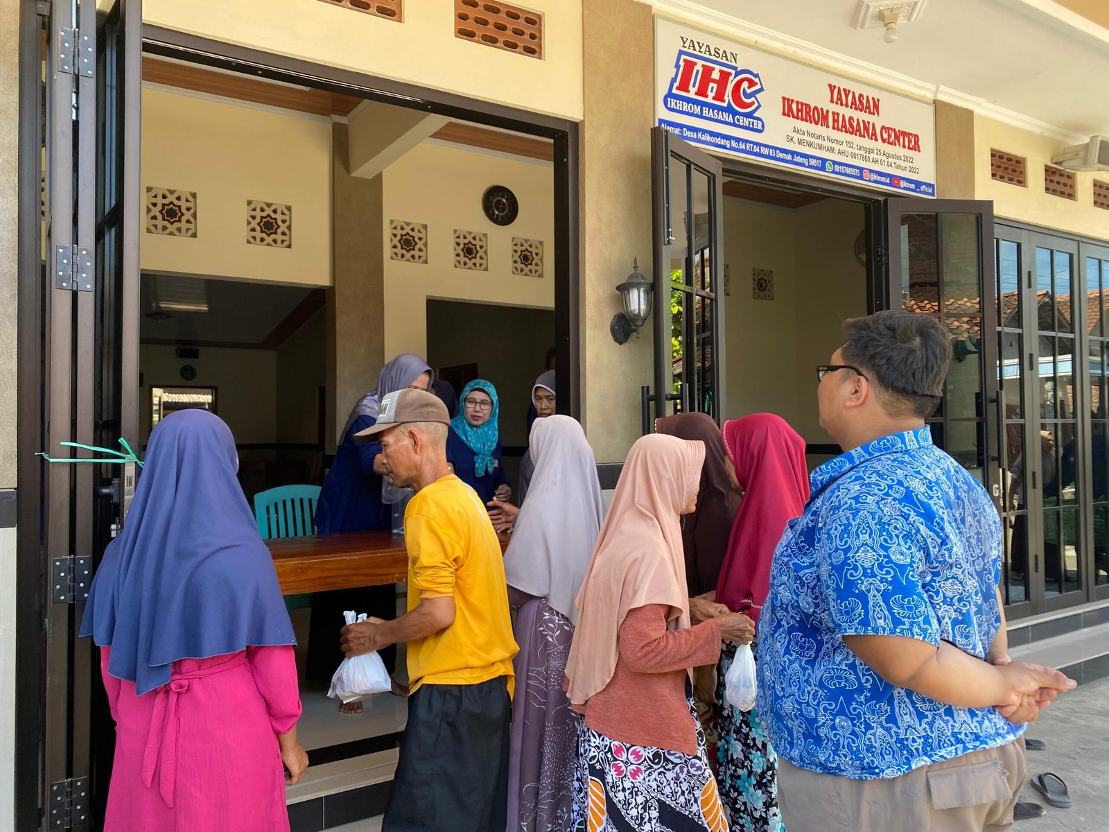 IKHROM saat Mendistribusikan Daging Kurban ke Warga