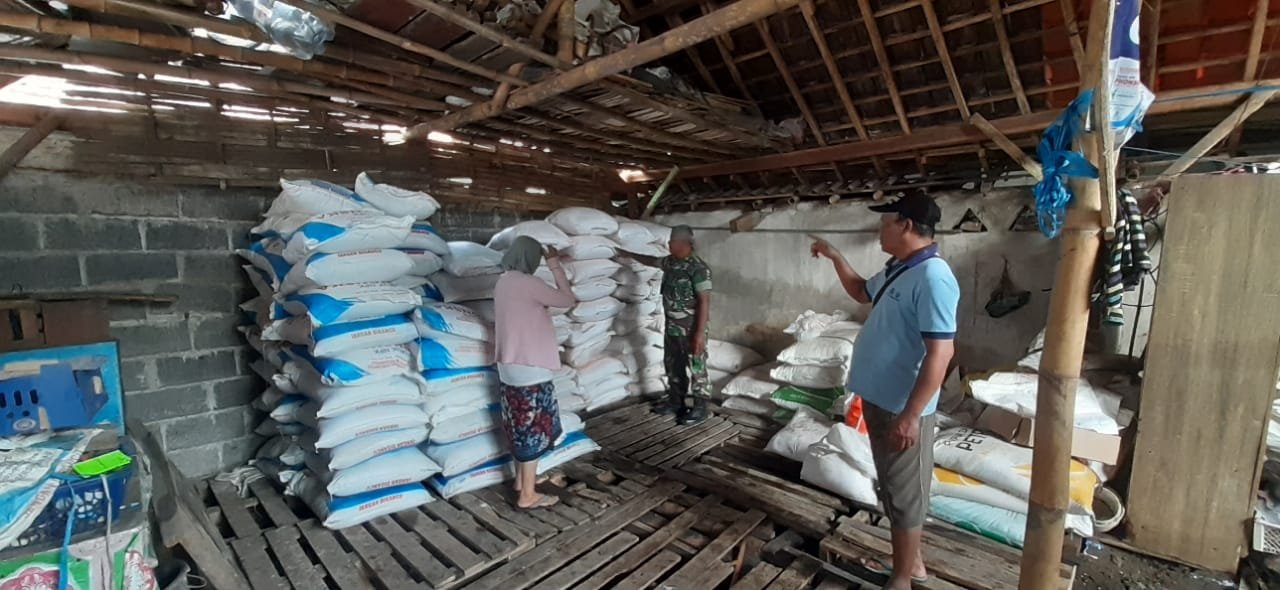 pengecekan keberadaan pupuk bersubsidi di wilayah Kecamatan Sumberasih, Kabupaten Probolinggo