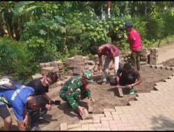 Babinsa Koramil Winongan Bantu Warga Pasang Paving Jalan
