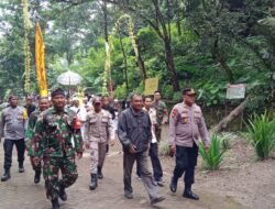 Polres Probolinggo Kawal Kegiatan Adat Mendak Tirta di Air Terjun Madakaripura