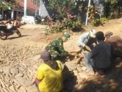 Komunikasi Sosial, Koramil Kuripan Bersama Masyarakat Perbaiki Jalan