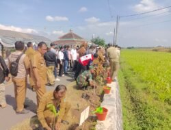 Koramil Kanigaran Lakukan Penghijauan di Kampung Gaharu