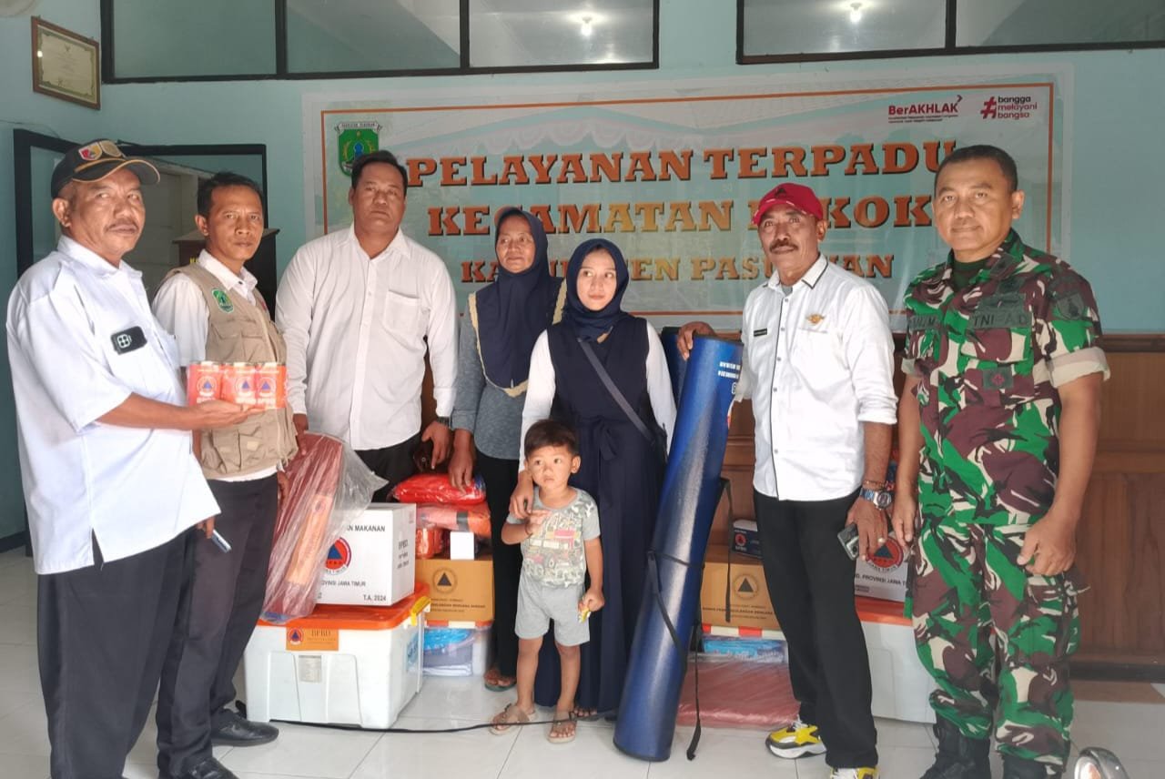 Batuud Koramil Lekok Dampingi Penyerahan Santunan bagi Korban Kebakaran