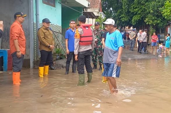 Polres Jombang Polda Jawa Timur menerjunkan personel tanggap bencana saat terjadi banjir di 8 Desa di Kecamatan Mojoagung