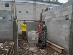 Gotong Royong, Babinsa Purwosari Bedah Rumah Warga