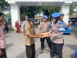 Jelang Hari Bhayangkara, Propam Polres Pasuruan Gelar Baksos Pembagian Nasi Kotak