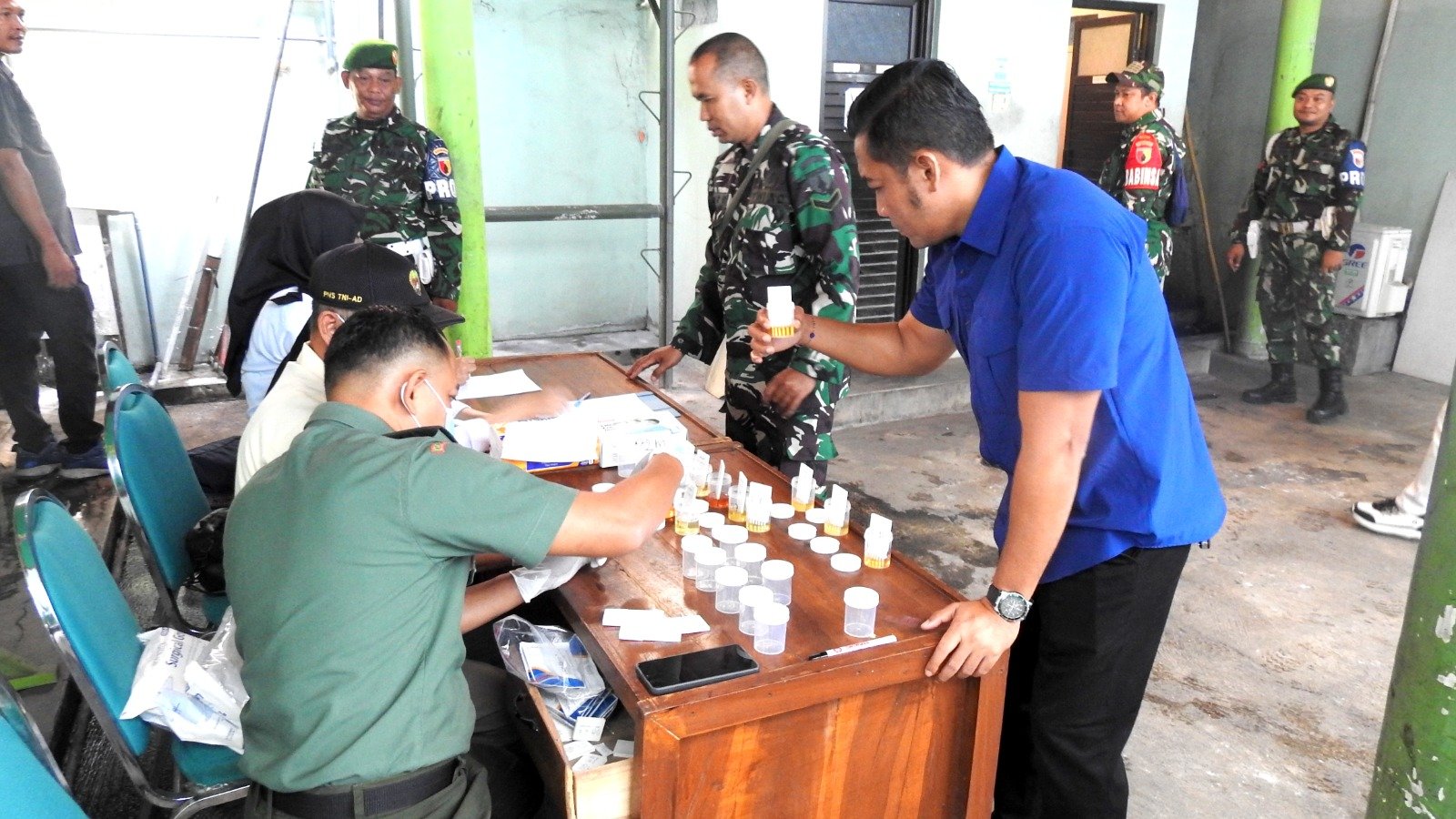 Tes Urine secara mendadak dan acak dikalangan Prajurit Kodim 0819 Pasuruan