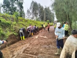 Koramil Sumber Pelopori Kerja Bakti Bersihkan Jalan Desa Binaan