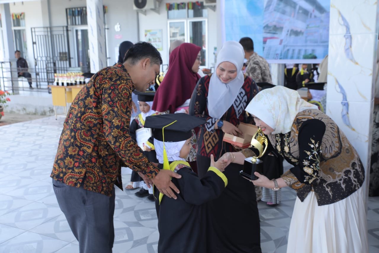 Ketua TP. PKK Kabupaten Asahan Ny. Yusnila Indriati Taufik Zainal Abidin menghadiri Perpisahan/Pelepasan Peserta Didik Taman Kanak (TK) B TK Swasta Darussalam Islamic School (DIS) Kisaran