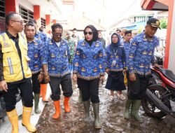 Wabup Mimik Idayana Sidak ke Lokasi Banjir di SMPN 2 Tanggulangin
