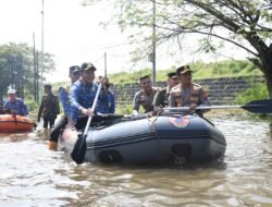 Pakai Perahu Karet, Bupati Subandi Susuri Banjir di Jalan Raya Porong