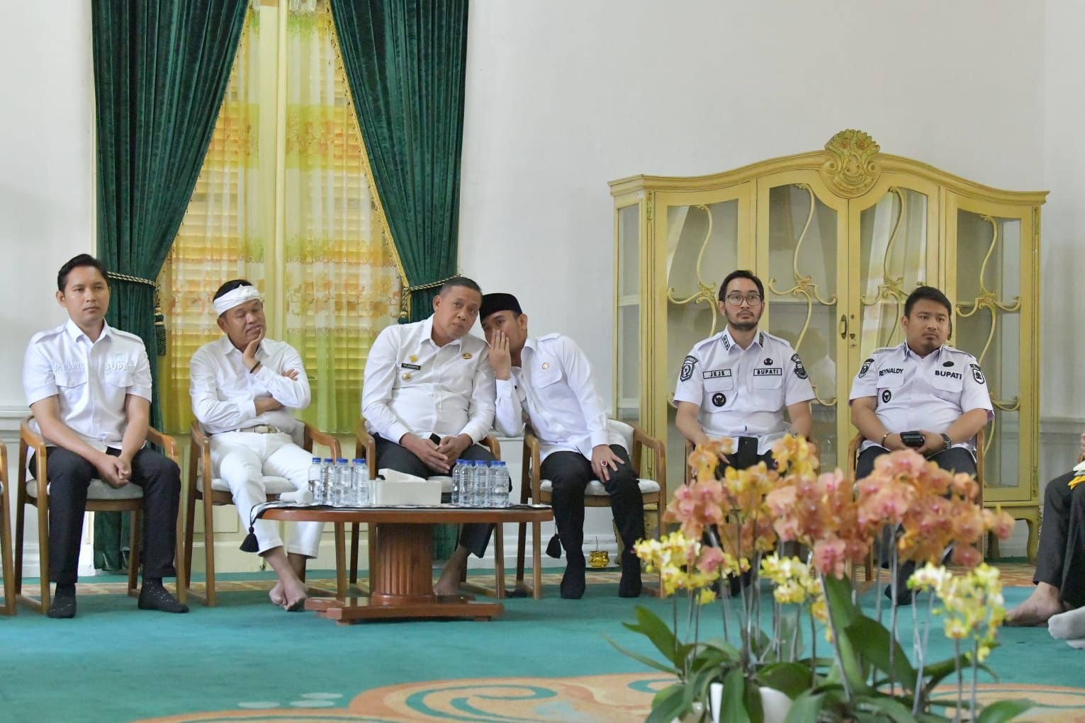 Gubernur Jawa Barat, Dedi Mulyadi, memimpin Rapat Koordinasi (Rakor) strategis bersama para kepala daerah di Bale Sri Baduga, Kabupaten Purwakarta