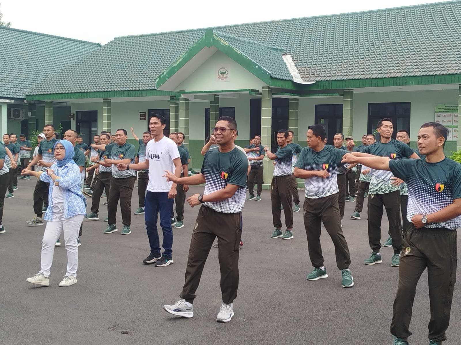 Komandan Kodim 0819/Pasuruan Letkol Arh Noor Iskak. S.T, memimpin kegiatan olahraga bersama dengan Livin Mandiri bertempat di Lapangan Makodim